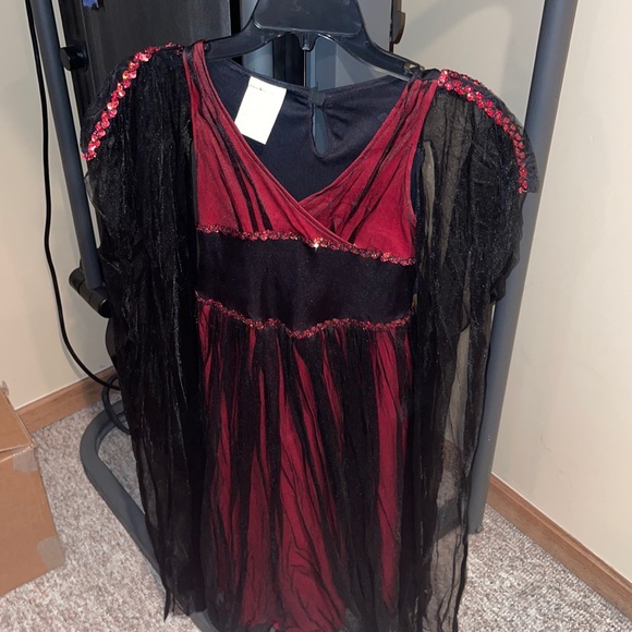 Vampire/vampiress Halloween costume with collar! Red and black. Like new! - Picture 1 of 5